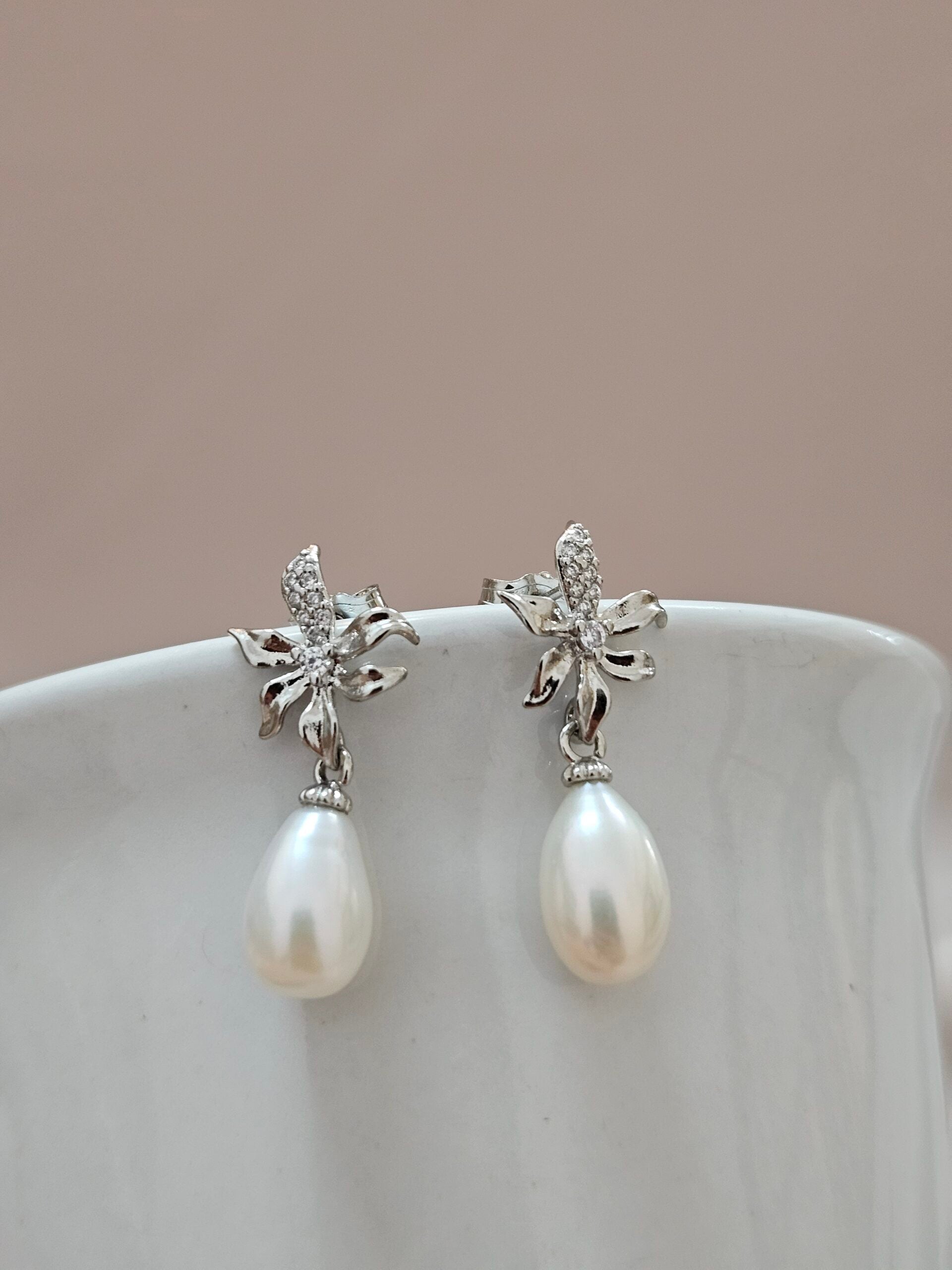 Flower Pearl Drop Earrings - AESP3