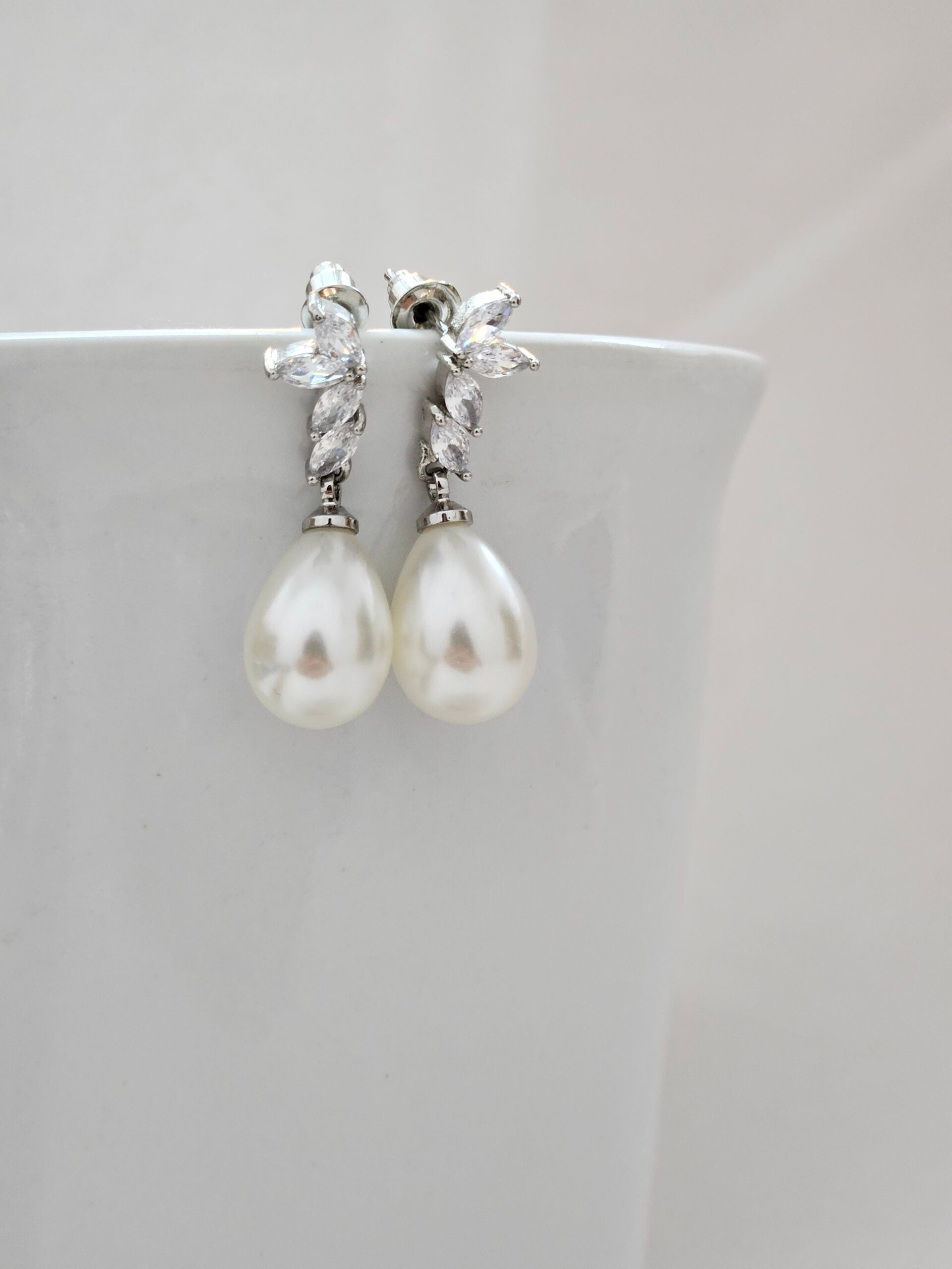 Drop Pearl Earrings - AESP25