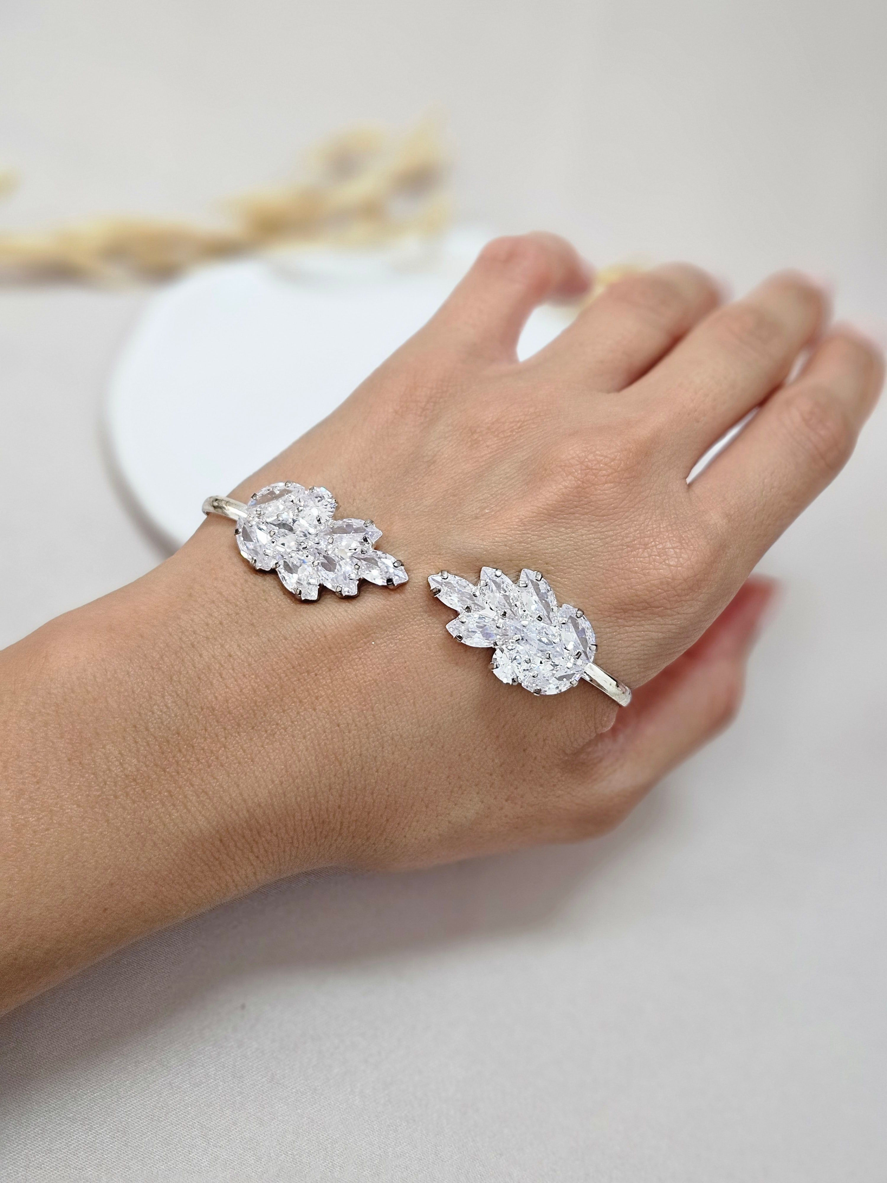 Adjustable Silver palm bracelet with leaf design 