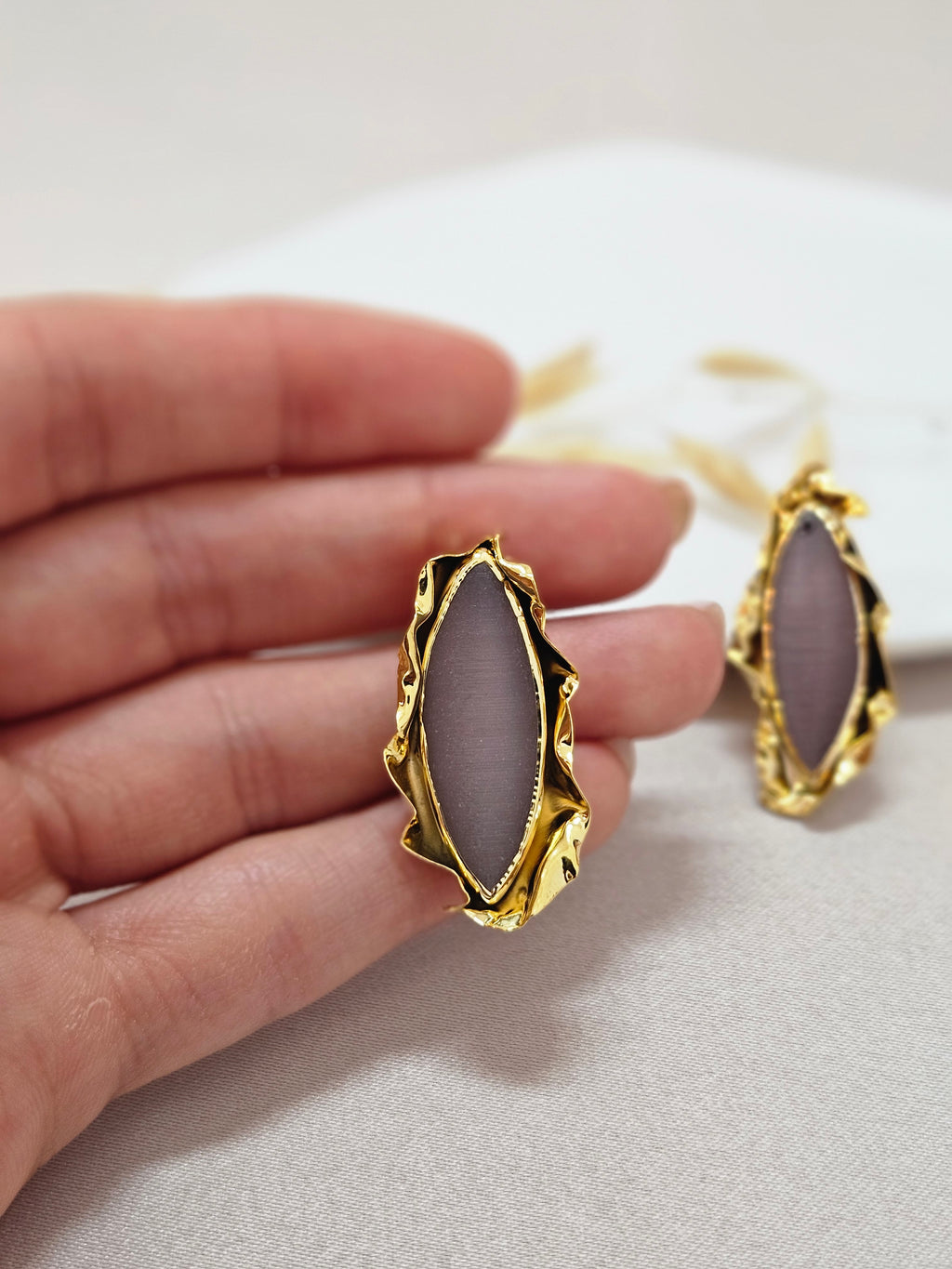 horse-eye natural stone earring with assymetrical metal frame