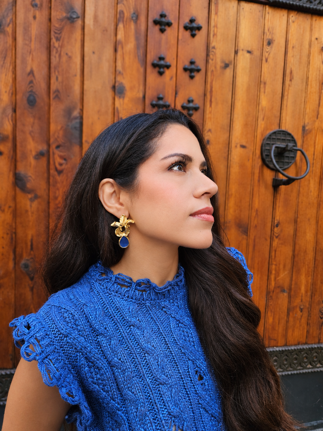 Pendientes dorados con diseño floral azul
