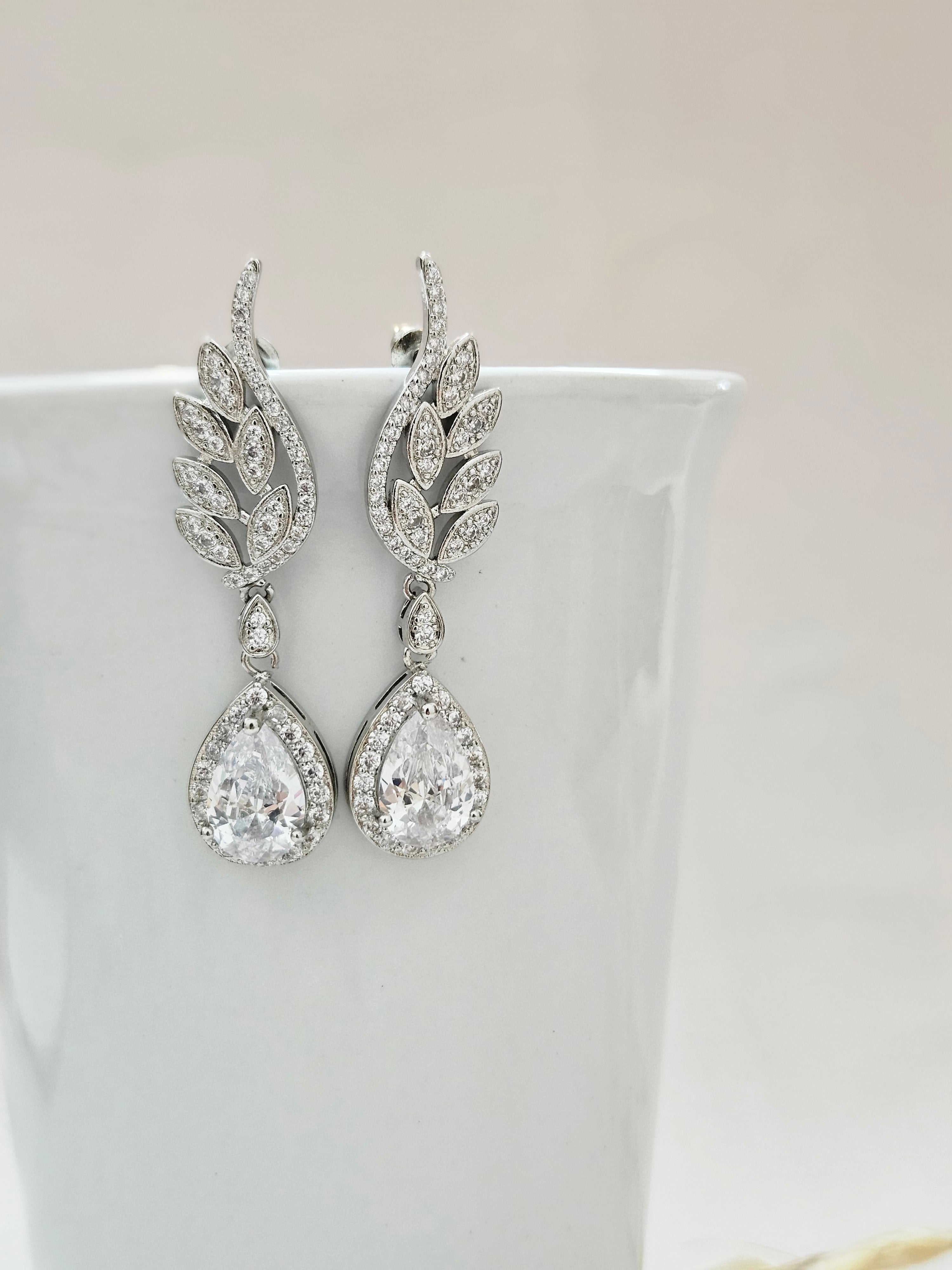 Elegant Leaf and Teardrop Crystal Drop Earrings - AESC65