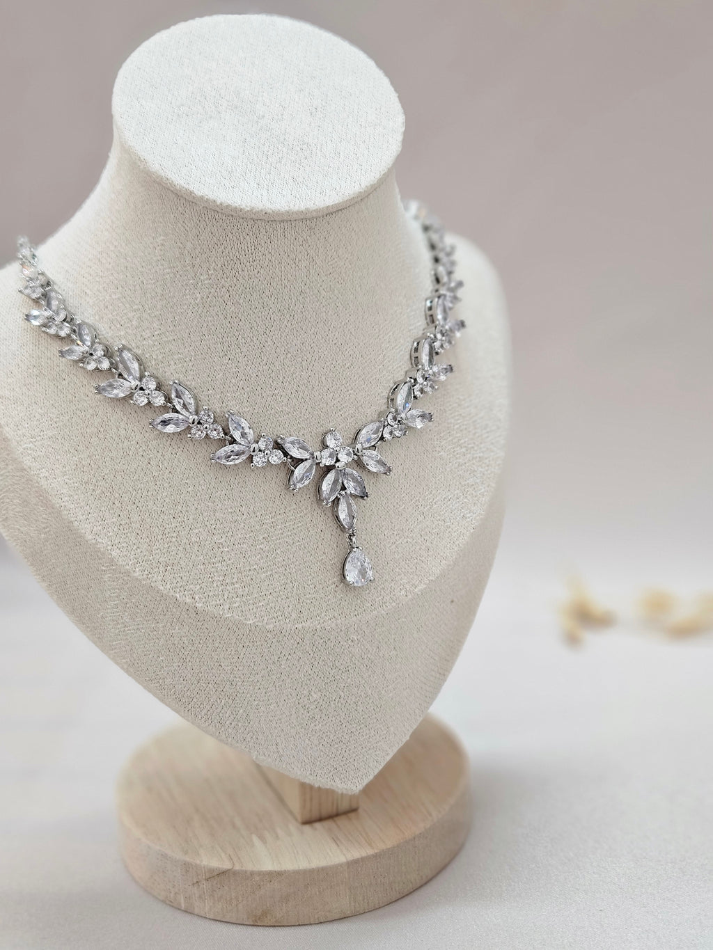 silver crystal V-shaped bridal collar 