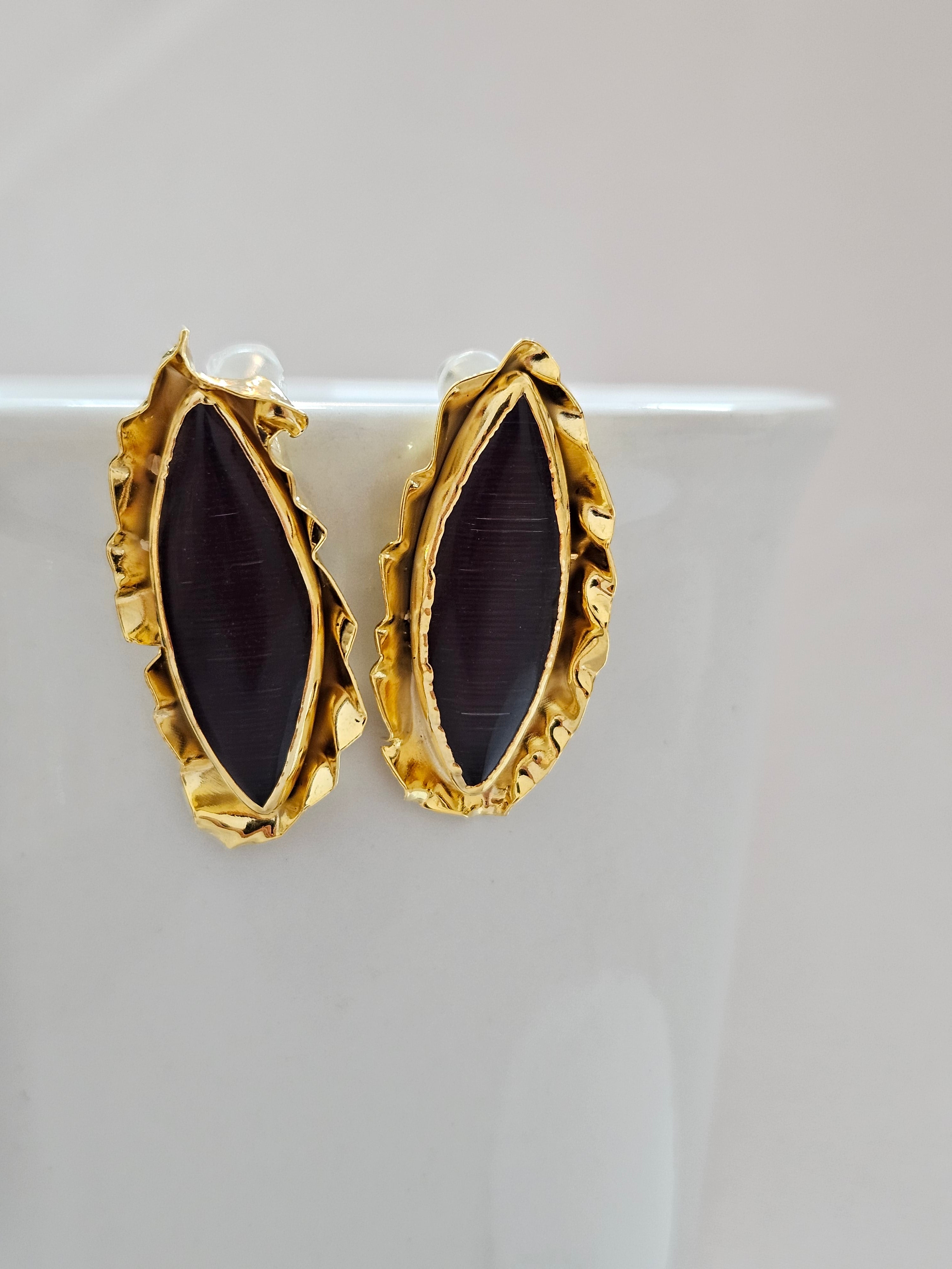Vintage Gold Stud Earrings With Dark Purple Stone -Tegp
