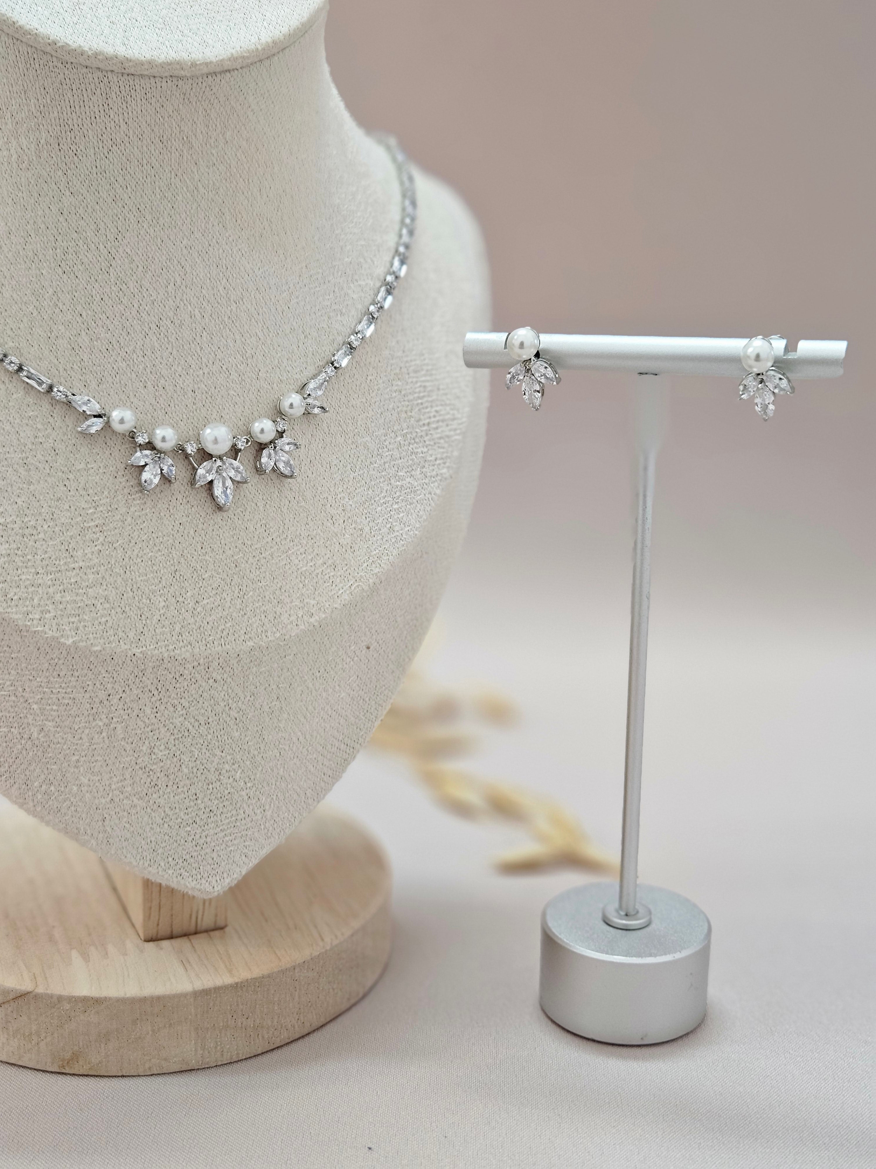 Delicate necklace and matching stud earrings - ANSSP1