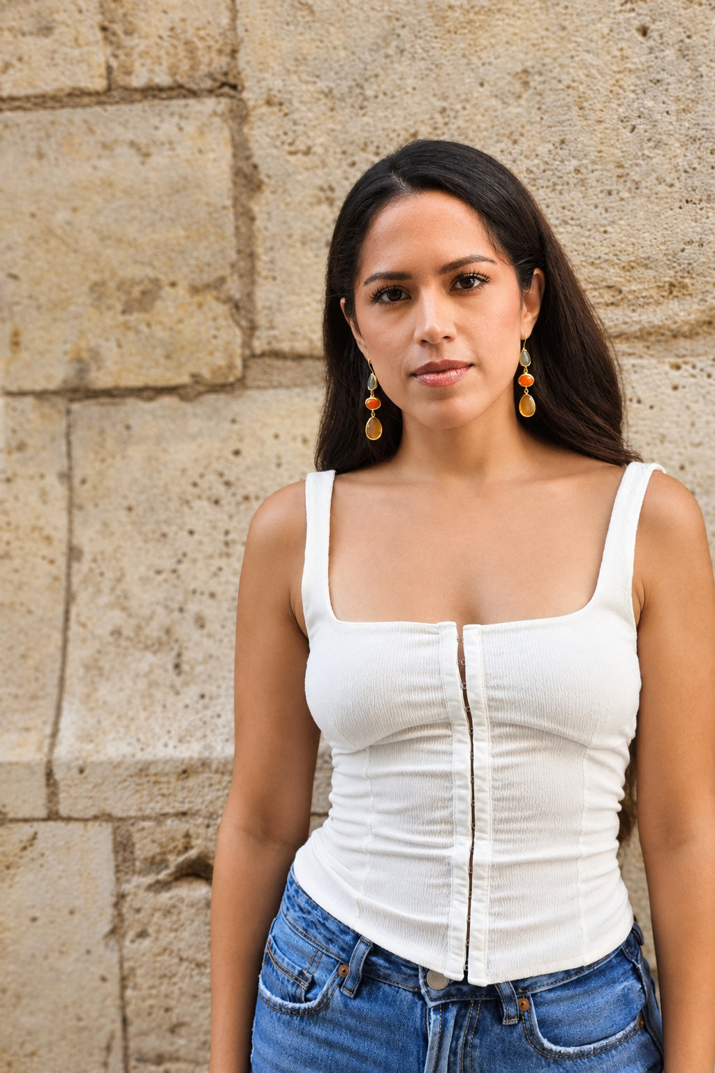 Aretes colgantes azules y naranjas