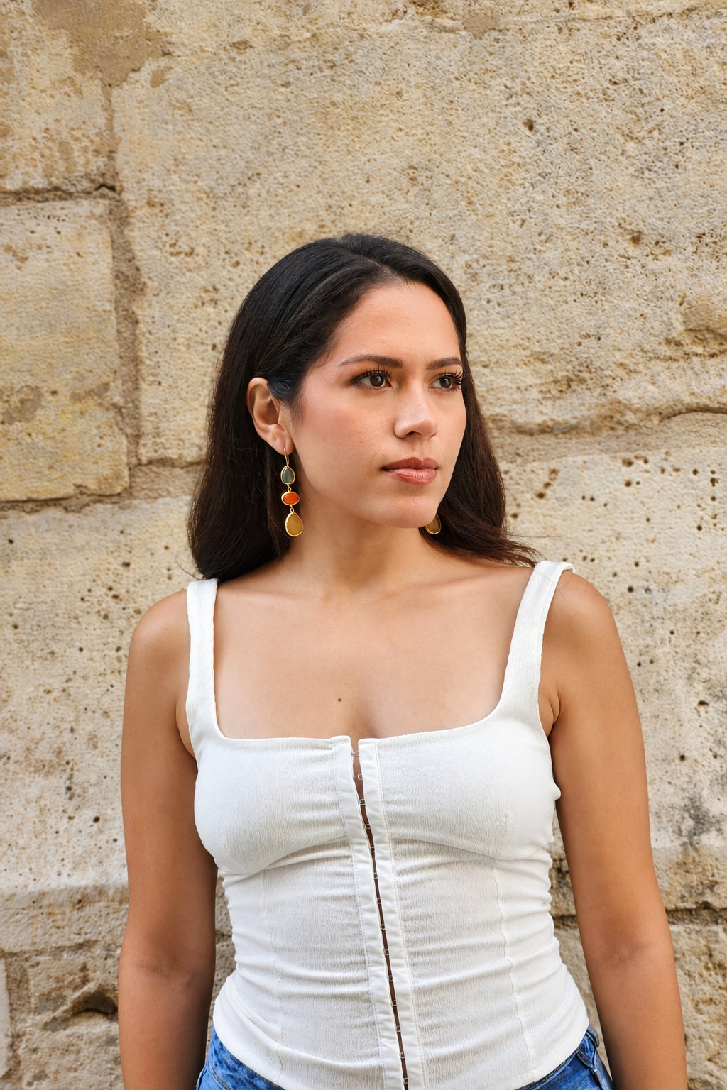 Aretes colgantes azules y naranjas